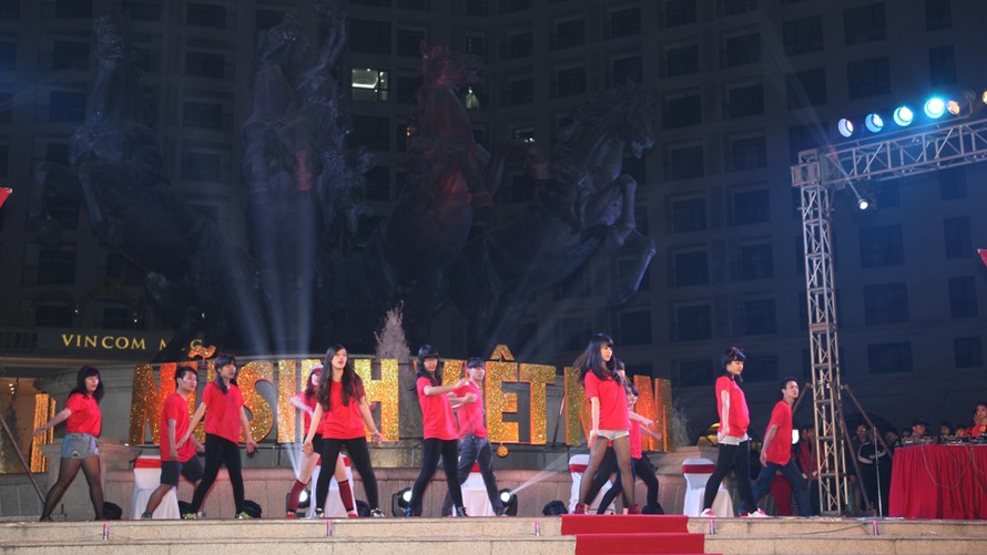 Bức tượng Tứ mã ở trung tâm Quảng trường Royal City làm nền đã giúp sân khấu biểu diễn trở nên vô cùng đặc biệt và ấn tượng