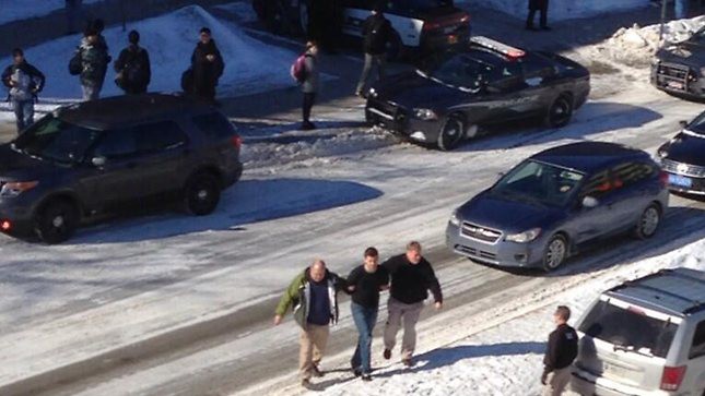 Cảnh sát áp giải nghi phạm vụ xả súng ở trường Đại học Purdue, bang Indiana, Mỹ