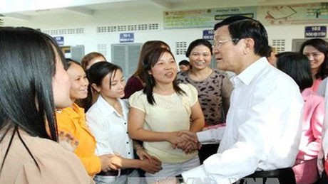 Chủ tịch nước Trương Tấn Sang thăm hỏi và chúc Tết các công nhân đón Tết xa nhà - Ảnh: TTXVN