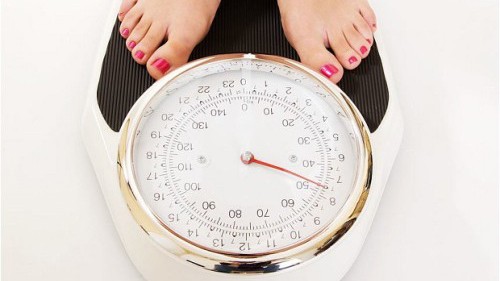 Kiểm tra cân nặng để kịp thời có sự điều chỉnh thực đơn nếu cần thiết. Ảnh: telegraph.co.uk