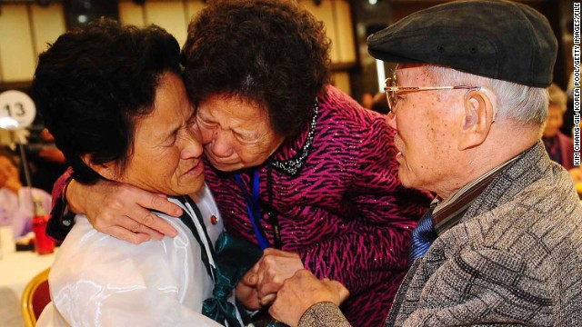 Người đàn ông Hàn Quốc 90 tuổi đoàn tụ cùng con gái ở Triều Tiên vào năm 2010