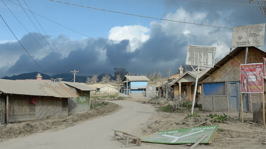 Thị trấn hoang tàn sau núi lửa phun trào ở Indonesia
