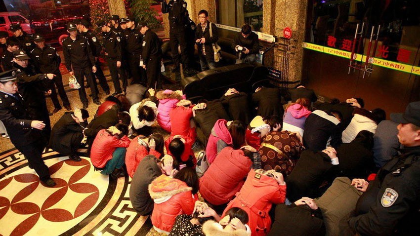 Gái mại dâm và khách hàng bị cảnh sát bắt ở Khách sạn Guo'an ở thành phố Đông Quang, tỉnh Quảng Đông, Trung Quốc