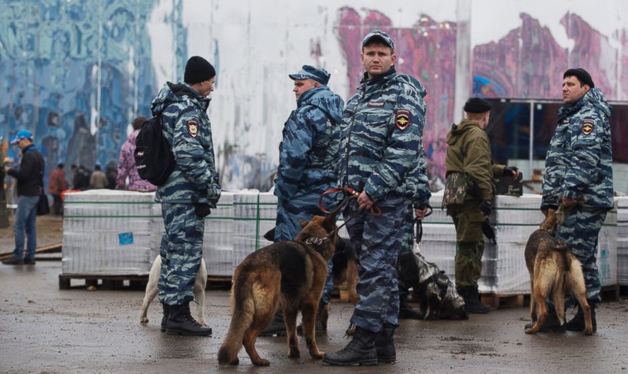 Cảnh sát và chó nghiệp vụ tuần tra đảm bảo an ninh cho Thế vận hội Mùa đông Sochi