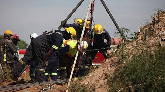 Các nhân viên cứu hộ đang nỗ lực đưa người khai thác mỏ trái phép lên mặt đất ở Johannesburg, Nam Phi