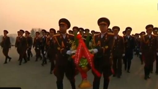 Quân nhân đến đặt hoa tại tượng đài cố Chủ tịch Kim Jong Il nhân ngày sinh nhật hôm 16/2