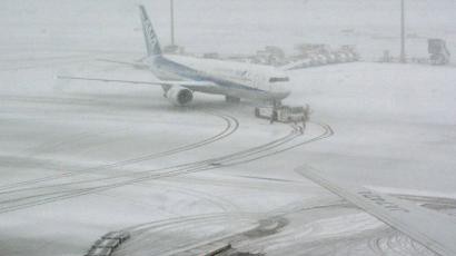 Máy bay của hãng Hàng không All Nippon phủ đầy tuyết nằm tại Sân bay Haneda, Tokyo