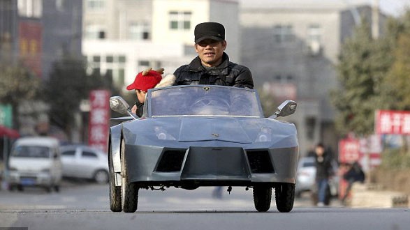 Ông Guo lái siêu xe Lamborghini tự chế chở cháu nội đi chơi