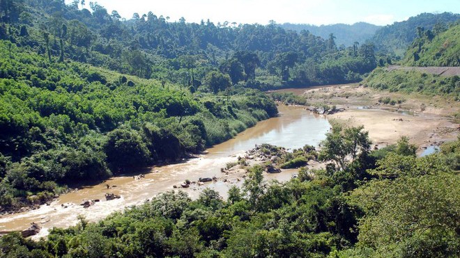 Sông Vu Gia đoạn dưới thủy điện Đăkmi 4 trơ đáy vào mùa khô. Ảnh: Nam Cường. 