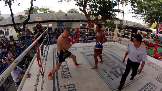 Một tù nhân Thái Lan (bên phải) đấu với một võ sỹ nước ngoài