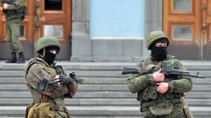 Hai người đàn ông bịt mặt có vũ trang canh gác tại Crimea