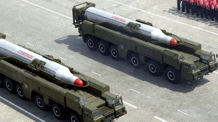 Tên lửa Triều Tiên diễu hành ở thủ đô Bình Nhưỡng
