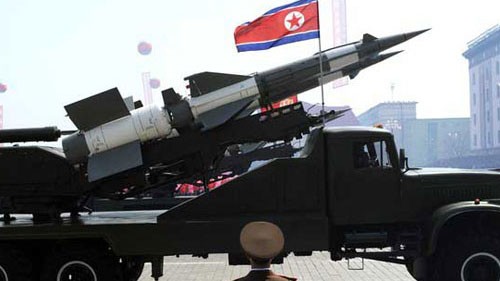 Xe chở tên lửa Triều Tiên đi qua quảng trường Kim Nhật Thành ở thủ đô Bình Nhưỡng