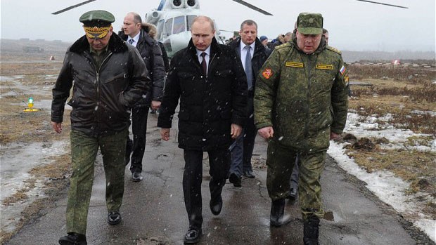 Tổng thống Nga Vladimir Putin cùng Bộ trưởng Quốc phòng Sergei Shoigu (trái) đến thăm cuộc tập trận ở Leningrad