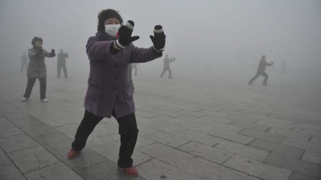 Tập dưỡng sinh giữa màn khói bụi ô nhiễm ở Trung Quốc