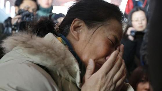 Một người phụ nữ lớn tuổi òa khóc tại Sân bay Quốc tế Bắc Kinh, Trung Quốc khi nghe tin máy bay mất tích