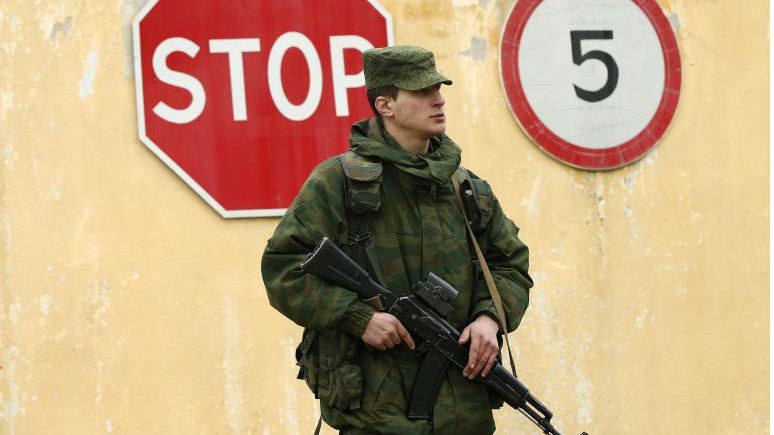 Một binh lính được cho là của Nga canh gác bên ngoài một căn cứ quân sự của Sevastopol ở Crimea.
