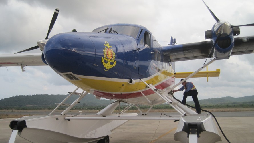 Chiếc Thuỷ phi cơ đang tiếp nhiên liệu tại sân bay quốc tế Phú Quốc 