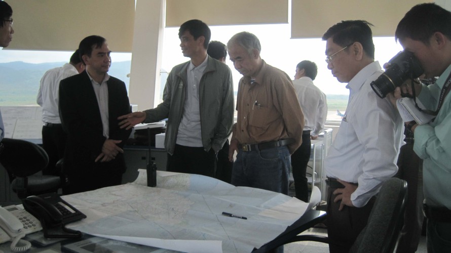 Thứ trưởng Phạm Quý Tiêu đang chỉ đạo công tác tìm kiếm tại Đài kiểm soát không lưu 