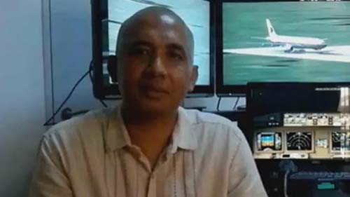 Phi công Zaharie Ahmad Shah và hệ thống mô phỏng máy bay tại nhà. Ảnh: Facebook