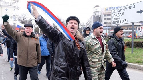 Những người ủng hộ việc Crimea sáp nhập vào Nga tuần hành hôm 9/3