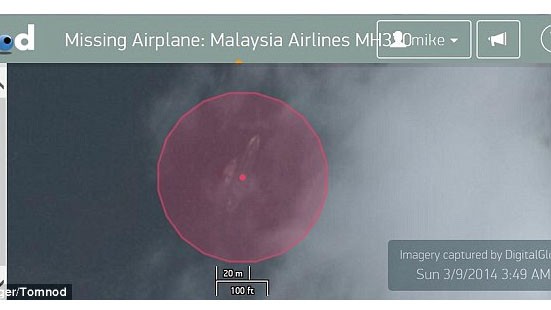 Công ty DigitalGlobe chụp lại lúc 3h39 sáng 9/3, cho thấy hình ảnh giống chiếc máy bay nằm dưới biển