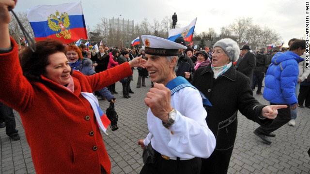 Những người Crimea ủng hộ Nga vui mừng nhảy múa ở Sevastopol hôm 16/3