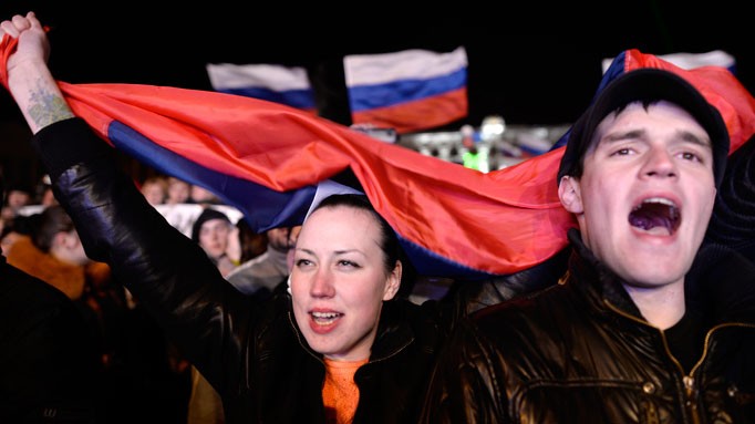 Người Crimea hát quốc ca Nga sau cuộc trưng cầu dân ý