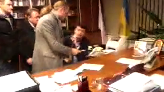 Ông Aleksandr Panteleymonov (ngoài cùng bên phải), Giám đốc Điều hành NTU bị nhóm người xông vào đánh đập, ép viết đơn từ chức