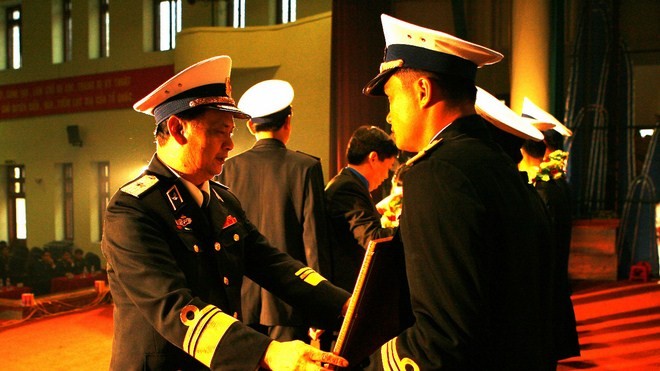 Chuẩn đôc đốc Đinh Gia Thật, Chính ủy Quân chủng Hải quân trao thưởng cho các gương mặt trẻ tiêu biểu