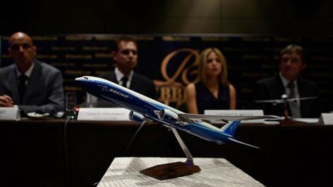 Một mẫu máy bay Boeing 777-200 được trưng bày trong cuộc họp báo của công ty luật Ribbeck tại Kuala Lumpur ngày 26/3. 