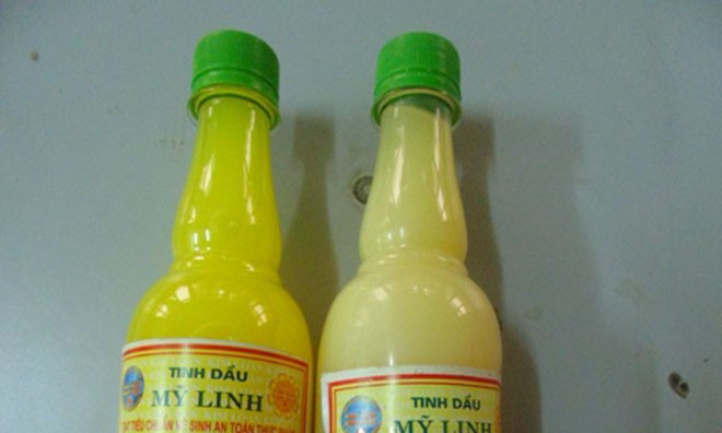 Sản phẩm tinh dầu không roc xuất xứ dùng chế biến sữa ngô vẫn được bán rộng rãi tại chợ Đồng Xuân.