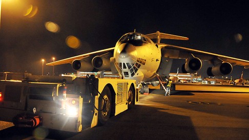 Máy bay IL-76 của Trung Quốc chuẩn bị cất cánh ở sân bay Perth của Úc để tìm kiếm máy bay mất tích của Malaysia