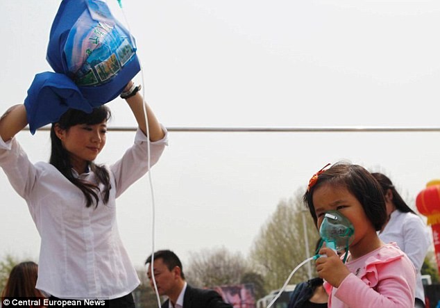 Cảnh người dân Trung Quốc thở 'miễn phí' ở trạm cấp oxy