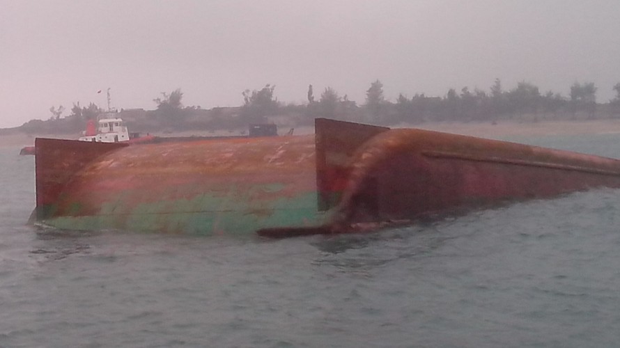 Chiếc xà lan bị chìm trên biển Cảng Sơn Dương khiến một người mất tích.