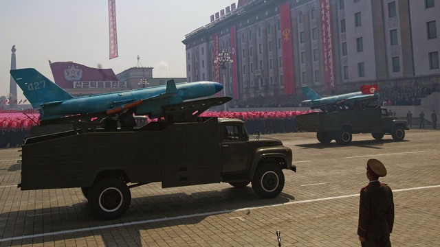 Một máy bay không người lái của Triều Tiên diễu qua quảng trường Kim Nhật Thành ở thủ đô Bình Nhưỡng