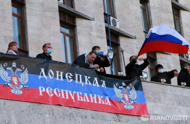 Những người biểu tình thân Nga chiếm trụ sở cơ quan chính quyền tại Donetsk, miền đông Ukraine vào chủ nhật, yêu cầu tổ chức trưng cầu dân ý về chủ quyền của vùng này.