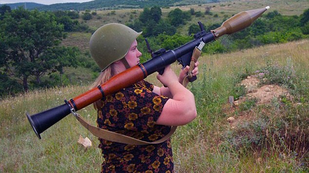 Maria Koleda mặc váy hoa vác súng phóng lựu