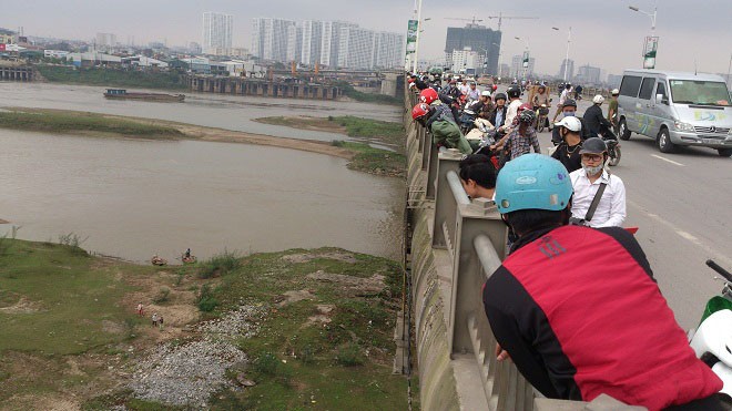 Xác nam thanh niên được người dân phát hiện ngay dưới chân cầu Vĩnh Tuy chiều nay (11/4). 