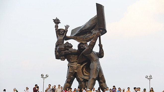 Tượng đài được đặt trên đỉnh đồi D1, thành phố Điện Biên Phủ, tỉnh Điện Biên. Tượng đài được khánh thành nhân dịp kỷ niệm 50 năm chiến thắng Điện Biên Phủ (7/5/1954 – 7/5/2004) 