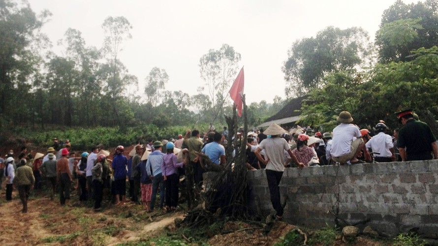 Hàng trăm người bắt giữ chiến sĩ công an đang làm nhiệm vụ trên địa bàn xã Bắc Sơn ngày 10/4. 