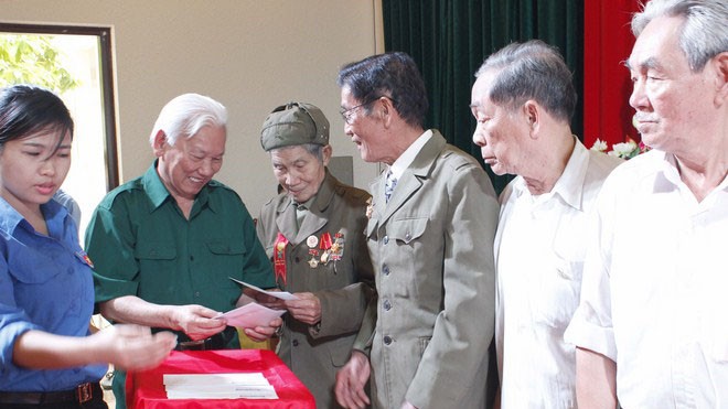 Ông Nguyễn Anh Liên-Chủ tịch Hội Cựu TNXP Việt Nam trao quà cho các cựu TNXP Điện Biên. 