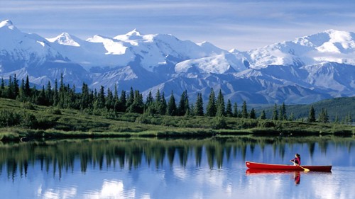 Alaska có thời tiết giá lạnh, những ngọn núi bị tuyết trắng bao phủ quanh năm. Ảnh: Walls-world.