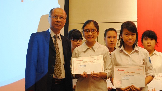 Ông Nguyễn Minh Hải với những học sinh nhận học bổng. 