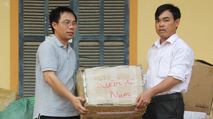 Hàng cứu trợ của bạn đọc báo Tiền Phong đã tới xã miền núi Tây Thành (Yên Thành, Nghệ An).