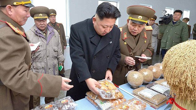 Lãnh đạo Kim Jong Un đến thăm một cơ sở sản xuất thực phẩm.
