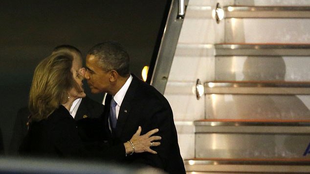 Trong bức ảnh này, ông Obama bị cho là đã chào Đại sứ Mỹ tại Nhật Caroline Kennedy bằng cử chỉ thân thiết bất thường khi vừa đến Tokyo 