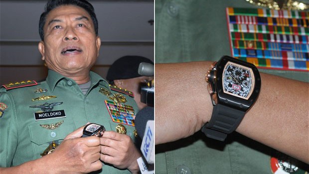 Tướng Moeldoko và chiếc đồng hồ được cho là hàng hiệu trị giá 100.000 USD