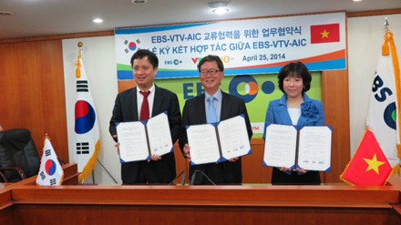 Bà Nguyễn Thị Thanh Nhàn - Chủ tịch AIC ký kết với các đối tác Hàn Quốc 