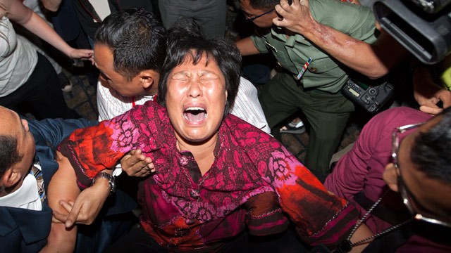 Người thân đau đớn khi nhận được tin MH370 biến mất.